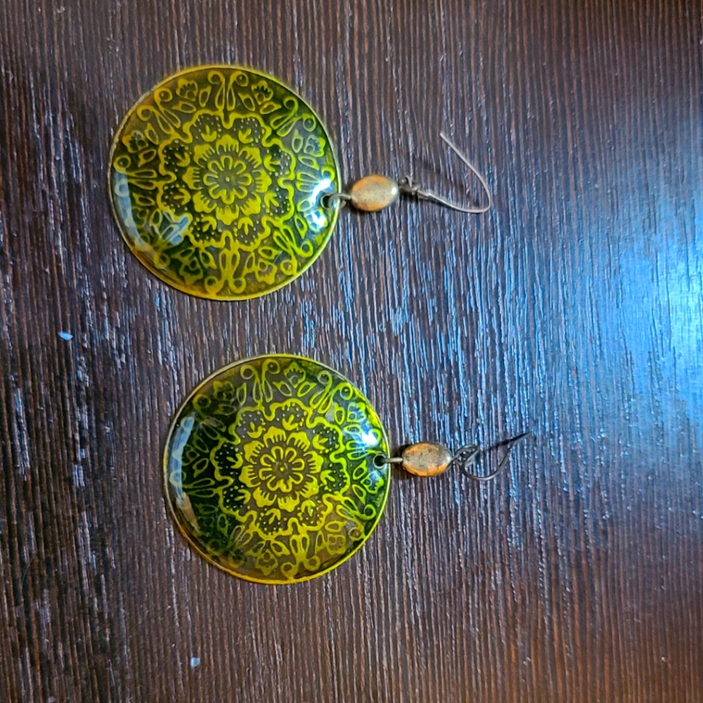 Really pretty green vintage looking earrings